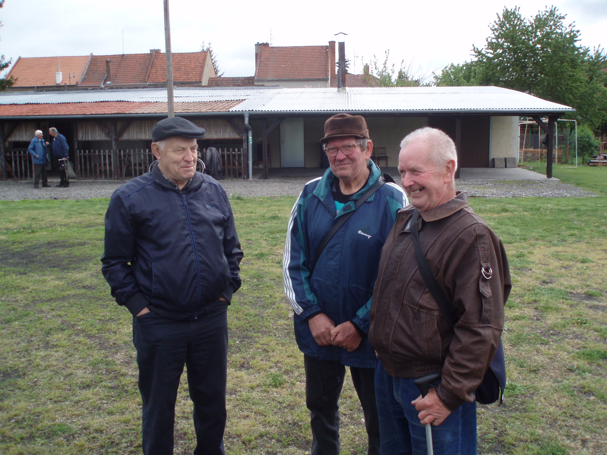 Př. Šujan (vlevo) s předsedou a př. Slavíkem